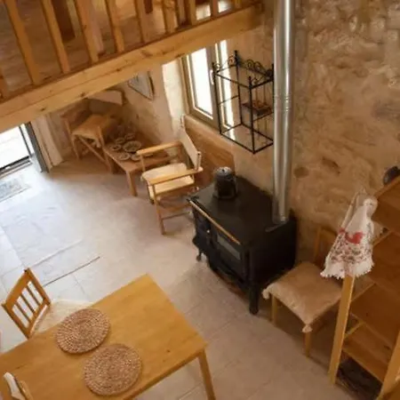 아파트 Stone House With Loft In Historical Centre