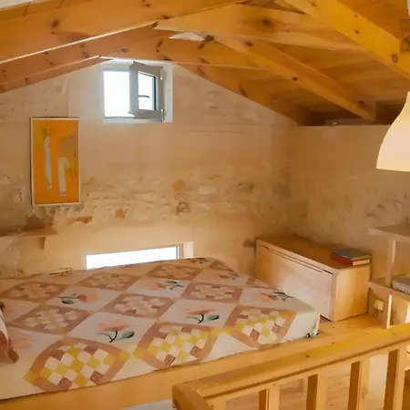 아파트 Stone House With Loft In Historical Centre